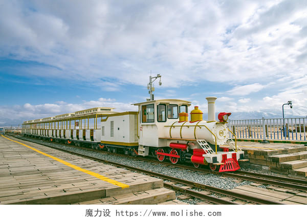 蓝天白云下的青海茶卡旅游小火车